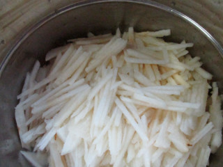 2、秋梨膏,切好的梨丝全部放入锅中，我用的304不锈钢的锅。不用加上哦，梨子本身就会出汤汁的，不用担心