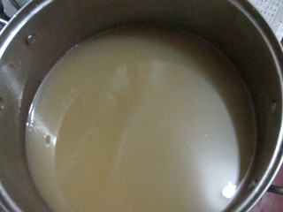 6、秋梨膏,这是过滤出来的梨汁，转小火慢慢熬煮，一定要用小火慢熬！