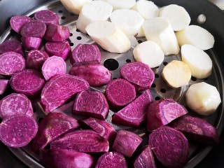 2、山药鸡蛋饼,放在蒸锅蒸15分钟左右。