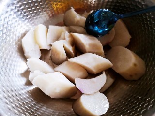 3、山药鸡蛋饼,蒸熟的山药取出压泥