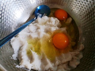 5、山药鸡蛋饼,放鸡蛋两个，