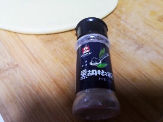 11、山药鸡蛋饼,找一个趁手的家伙。我用这个盖子。