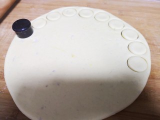 12、山药鸡蛋饼,压成小饼。