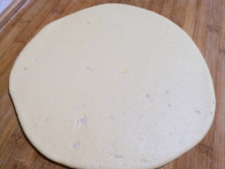 10、山药鸡蛋饼,擀成约一厘米厚的山。