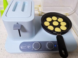 14、山药鸡蛋饼,放入平底锅中。不用放油。小火慢煎。