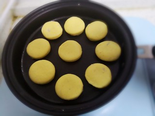 15、山药鸡蛋饼,会看到小饼慢慢长胖。