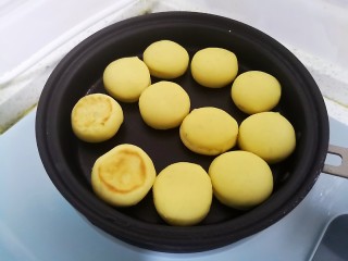 16、山药鸡蛋饼,一面金黄时候翻面。