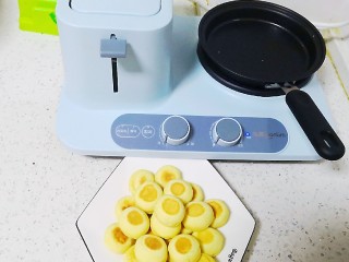 18、山药鸡蛋饼,满屋子都是山药，鸡蛋的香味。装盘出锅。