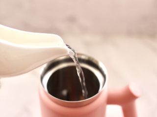 9、核桃花生红枣露,这个时候破壁机里倒入纯净水。