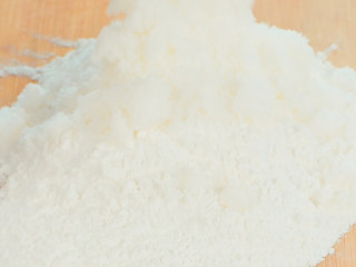 1、玫瑰云片糕,糯米粉，白糖一起搅拌均匀。