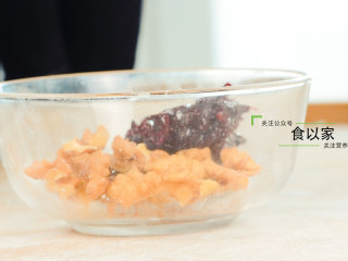 5、玫瑰云片糕,核桃仁和玫瑰酱一起拌匀。