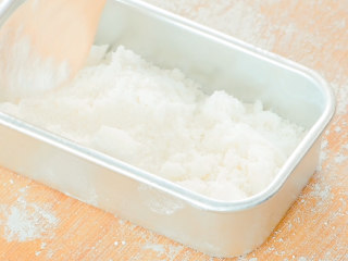 7、玫瑰云片糕,模具内放一半的粉。没有模具可以用碗来代替，最好是长方形或者正方形的碗。