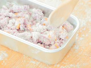 8、玫瑰云片糕,放入核桃玫瑰酱。