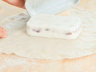 13、玫瑰云片糕,取出，倒扣在纱布上。轻轻倒扣，多扣几次，会很容易出模。