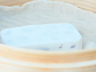 14、玫瑰云片糕,重新入锅，蒸4分钟。