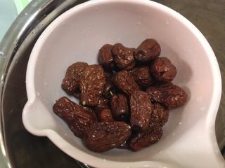 1、新年的花样油炸小食,红枣洗干净，选大一点，肉厚一些的大枣比较好。大枣的量根据人数来定，喜欢吃就多炸点。