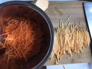 3、新年的花样油炸小食,胡萝卜个红薯切成丝，家里有插板就用插板插丝比较方便。