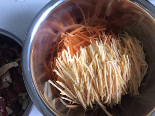 4、新年的花样油炸小食,把胡萝卜丝和红薯丝混合到一起。