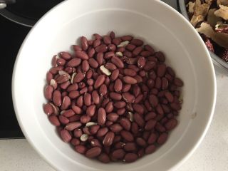 5、新年的花样油炸小食,花生米洗干净备用。