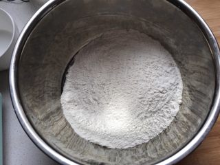 6、新年的花样油炸小食,面粉就用普通面粉即可，量也是看个人，喜欢吃就多放点。