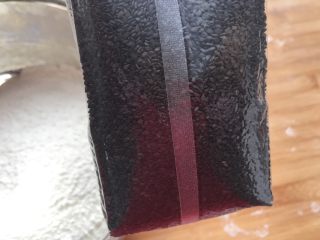 7、新年的花样油炸小食,黑芝麻适量。