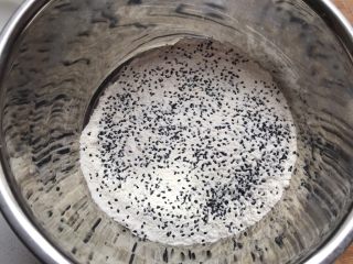 8、新年的花样油炸小食,在面粉中加入黑芝麻，放多少都行，也别太多，太多可能会稍微有点苦味儿。