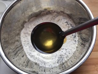9、新年的花样油炸小食,往面粉中加入食用油，少加点就行。