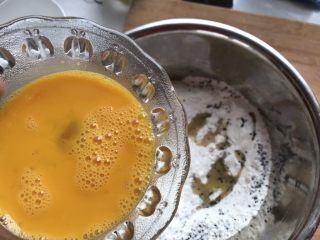 11、新年的花样油炸小食,鸡蛋打成鸡蛋液往面粉中倒一点。