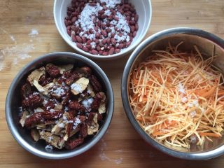 13、新年的花样油炸小食,每样里面都放点白砂糖，大枣中加不加都行，因为大枣本身很甜了。