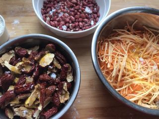 14、新年的花样油炸小食,鸡蛋液也平均倒入每个小盆中，搅拌均匀。