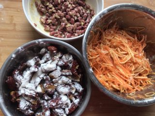 15、新年的花样油炸小食,然后分别撒入面粉搅拌均匀，面粉的量可以一边搅拌一边撒，看到能把每个盆里的东西粘成团就可以了，也就是说挂的面粉能让大枣，花生，胡萝卜丝粘住，往锅里炸的时候一小团一小团的，这样就可以了，一会就可以下锅炸了，接下来做麻叶。