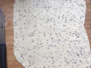 16、新年的花样油炸小食,刚才的面粉醒发好了，传统的麻叶在面团中会加入一些干的花椒叶，我没加，因为家里木有哇，不加也很好吃。把面团擀成薄薄的面片。