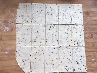 17、新年的花样油炸小食,把面前切成均匀的长方形。