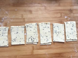 18、新年的花样油炸小食,把呈方形两个两个叠加在一起。