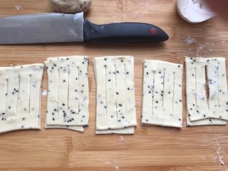 19、新年的花样油炸小食,用刀在面片上划三条口子。