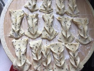 20、新年的花样油炸小食,把面前一头从中间口子掏出来拧成类似麻花劲儿。