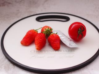 1、番茄草莓蜂蜜汁,首先备齐所有的食材。