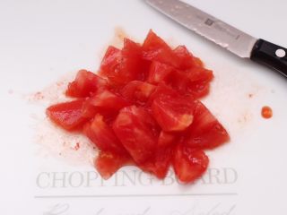 7、番茄草莓蜂蜜汁,用刀把番茄切成小块。