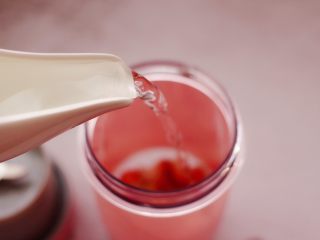 10、番茄草莓蜂蜜汁,最后加入纯净水。