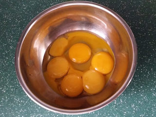 2、会做瑜伽的古法蛋糕（植物油版）,先取5个鸡蛋：将蛋清、蛋黄分离至2个盆中，再将剩余的1个全蛋打入蛋黄盆中；装蛋清的盆较大不好一起合拍，同时装蛋清的容器必须为：无油无水的干净容器