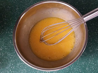 3、会做瑜伽的古法蛋糕（植物油版）,将牛奶倒入在蛋黄盆中，用手动蛋抽搅拌至乳化状、放一旁备用