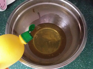 8、会做瑜伽的古法蛋糕（植物油版）,接着来处理蛋清：在盆中加1小撮食盐和少许柠檬汁