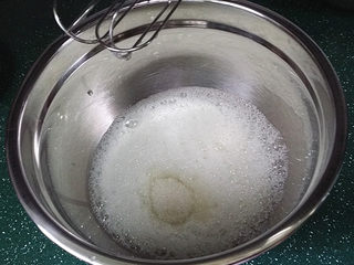 9、会做瑜伽的古法蛋糕（植物油版）,用电动打蛋器打至鱼泡状后、分三次加入细砂糖