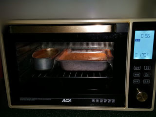 14、会做瑜伽的古法蛋糕（植物油版）,送入提前预热好的烤箱中层：170度上下火、用隔水水浴法：即将烤箱自带黑烤盘加适量清水放至最下层