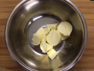 3、红枣泥磅蛋糕,黄油切块软化