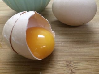 4、红枣泥磅蛋糕,鸡蛋分离