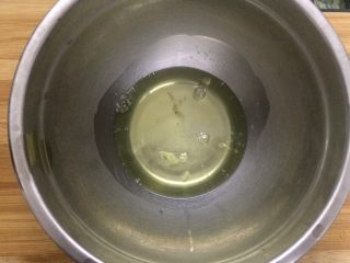 6、红枣泥磅蛋糕,蛋白放冰箱冷藏