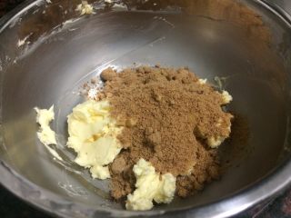 8、红枣泥磅蛋糕,再加入红砂糖