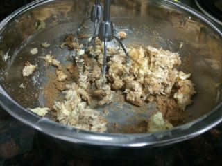 9、红枣泥磅蛋糕,刚开始中速打发,让糖和黄油融合后。