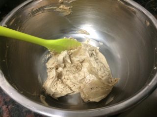 11、红枣泥磅蛋糕,中间停一下,把盆壁的黄油刮在盆中。